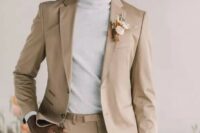 08 a cool minimalist groom’s look with a tan pantsuit, a neutral turtleneck and a dried flower boutonniere is pure perfection