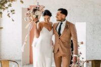 11 a lovely modern groom’s look with a beige pantsuit, a white shirt, white sneakers and a black tie are a great combo