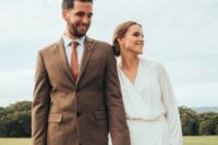 14 a brown pantsuit, a white shirt, an orange tie are a cool solution for a boho or rustic wedding, it’s easy to repeat