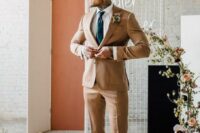 17 a modern groom’s look with a beige pantsuit, a white shirt, a black tie and white sneakers is a super chic and cool idea