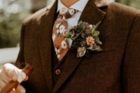 20 a brown three-piece pantsuit, a white shirt, an orange floral tie, a floral boutonniere are a cool combo for a boho groom