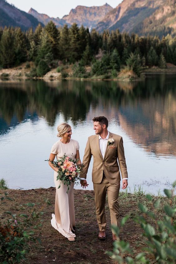 a stylish and elegant groom's look with a beige pantsuit, a white shirt and brown shoes is a cool solution for a relaxed look