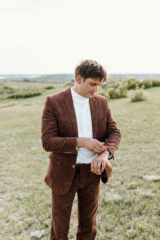a modern groom's look with a brown corduroy pantsuit, a white turtleneck is a stylish idea