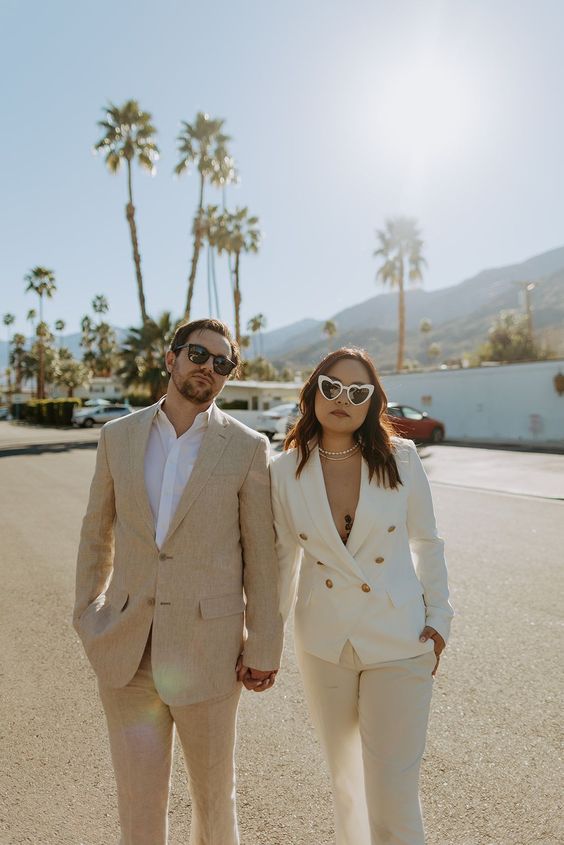 a tan pantsuit, a white shirt and no tie are a cool and simple combo to look modern and cool at the wedding