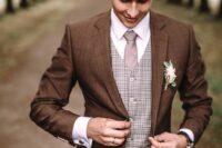 33 a refined groom’s outfit with a brown pantsuit, a checked waistcoat, a mauve tie and a boutonniere is a chic solution