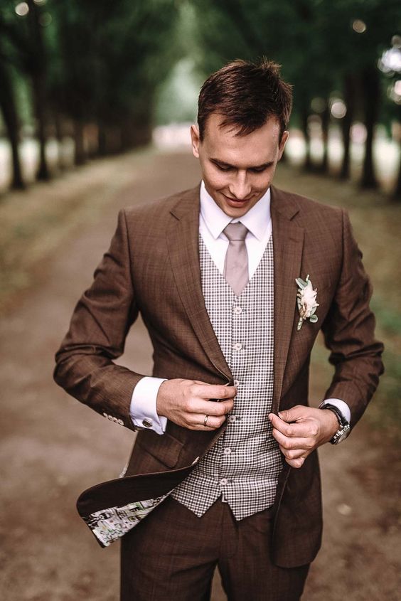 a refined groom's outfit with a brown pantsuit, a checked waistcoat, a mauve tie and a boutonniere is a chic solution