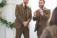 44 brown three-piece pantsuits, white shirts, brugundy ties, brown shoes and boutonnieres for matching looks of both grooms
