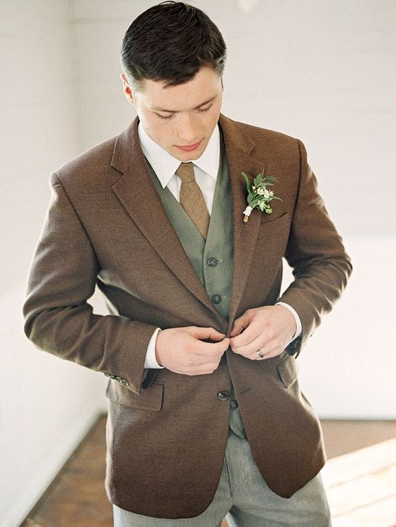 a modern groom's look with a green waistcoat and trousers, a brown blazer, a white shirt and a beige tie