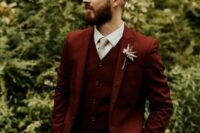 a bold fall groom’s look with a burgundy three-piece pantsuit, a white shirt, a grey tie is a catchy idea