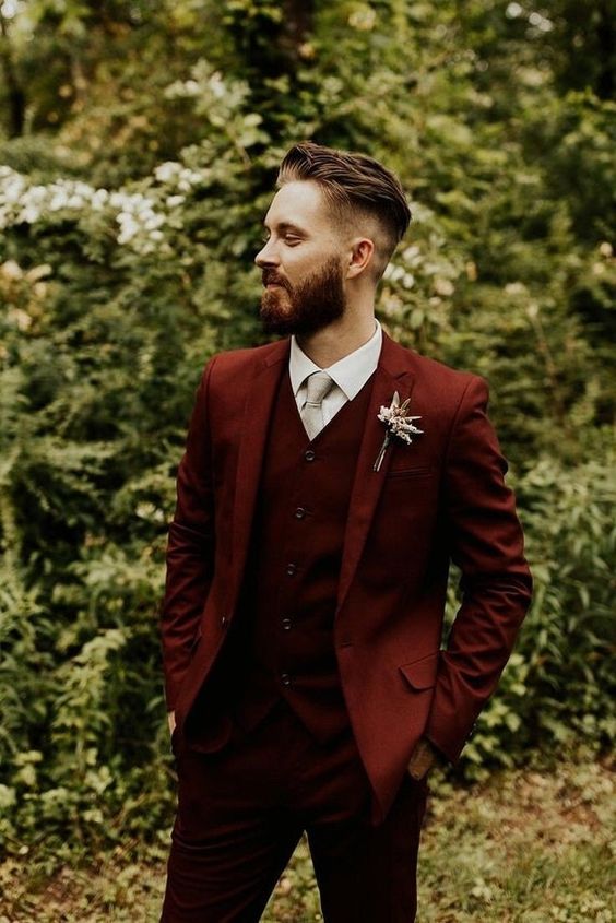 a bold fall groom's look with a burgundy three-piece pantsuit, a white shirt, a grey tie is a catchy idea