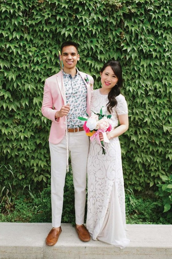 a bright summer groom's look with a floral shirt, a pink jacket, neutral pants, brown moccasins and a belt