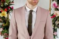 a dusty pink three-piece pantsuit, a white shirt, an olive green tie are a lovely combo for a summer wedding