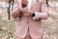 a lovely groom’s look with a light pink pantsuit, a white shirt and a stylish watch is a cool idea for spring