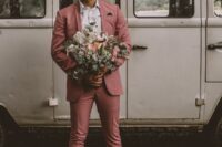 a mauve pantsuit, a white shirt and white sneakers are a great combo for a summer wedding