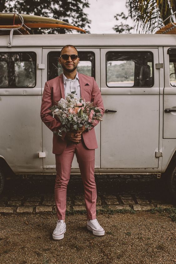 a mauve pantsuit, a white shirt and white sneakers are a great combo for a summer wedding