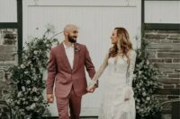 a mauve pantsuit, a white shirt, brown shoes and a delicate floral boutonniere are a nice combo for a summer or fall wedding