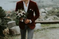 a relaxed groom’s look with a white shirt, grey pants, a burgundy blazer and loafers are a cool look for a casual wedding