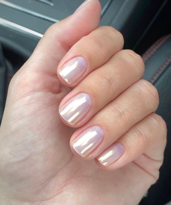 a stunning light pink chromatic manicure, short and of a comfortable square shape, is a lovely idea to rock