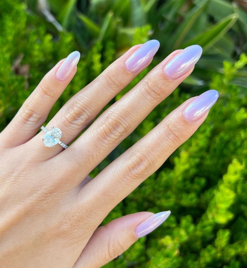 Chrome lilac nails, long and coffin shaped, will be great for an iridiscent bridal look or to add a bright touch to it