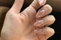 delicate dusty pink to brown chrome nails are perfect for the fall, they will make your fall bridla look chic