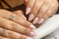 light pink pearl nails are amazing not only for a wedding, these are a fresh take on neutral nails and you can wear them afterwards