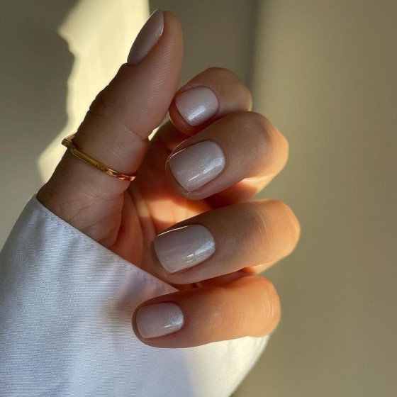 shimmery glazed pearl short nails are amazing for a slight summertime vibe, they look a bit more shiny and catchy than regular ones