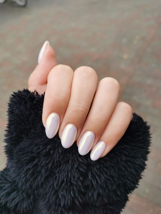 white donut glaze almond-shaped nails are a great solution for a wedding day, they look modern and elegant