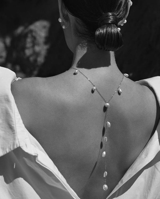 a chic chain baroque pearl necklace to accent the open back of the wedding dress is really wow