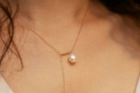 a delicate gold necklace with pearls is a modern and chic idea for a modern bride, it looks fresh and catchy