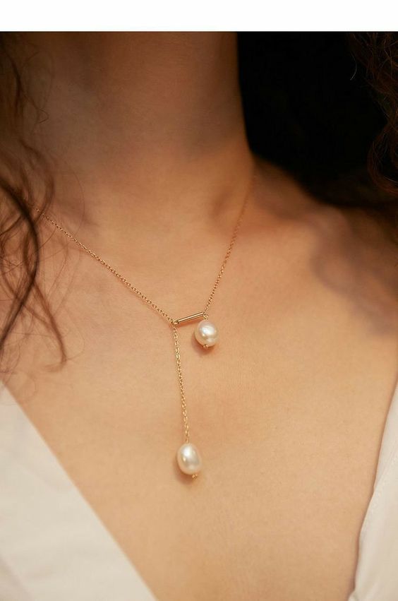 a delicate gold necklace with pearls is a modern and chic idea for a modern bride, it looks fresh and catchy