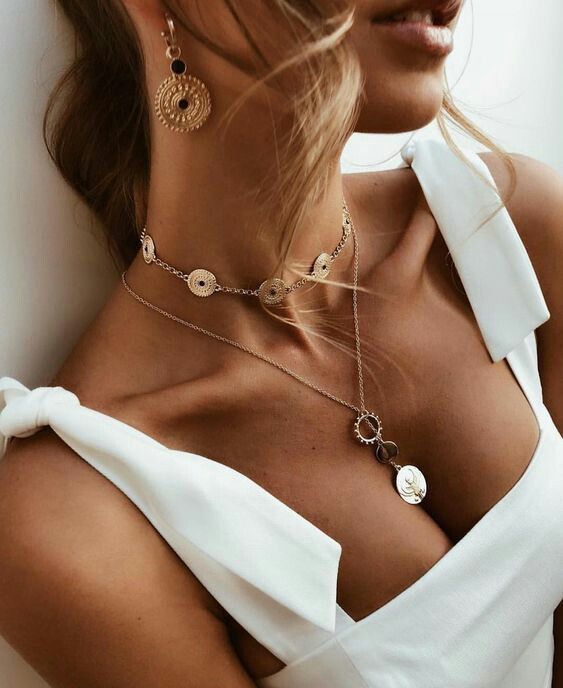 a lovely bridla look with a boho feel thanks to the jewelry, a coin choker, a coin necklace and matching statement earrings