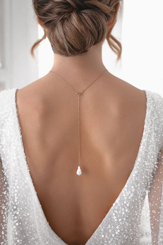 a stylish and up-to-date back lariat necklace with a baroque pearl is a lovely idea fro a modern bride