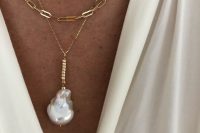 layered gold chain necklaces and a gold chain with a large baroque pearl will be a gorgeous idea for a modern and trendy bride