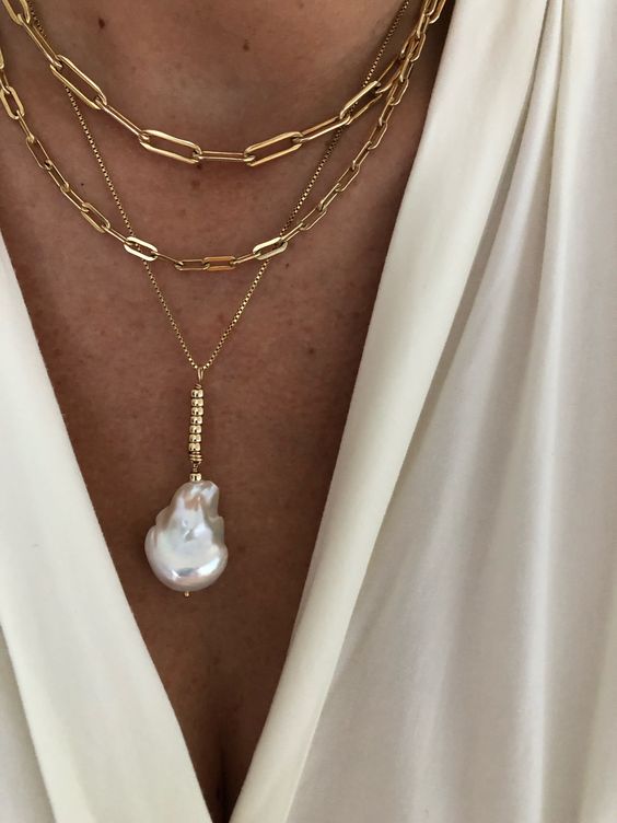 layered gold chain necklaces and a gold chain with a large baroque pearl will be a gorgeous idea for a modern and trendy bride