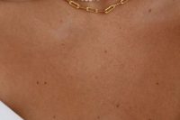 layered necklaces – a pearl choker and a gold chain one look amazing, catchy and very chic and catch an eye
