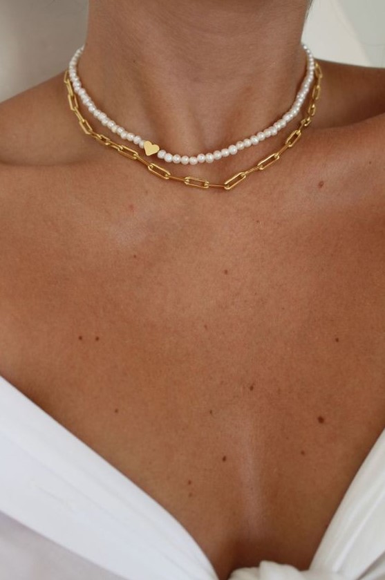 layered necklaces - a pearl choker and a gold chain one look amazing, catchy and very chic and catch an eye