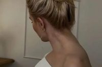22 a classic messy and wavy top knot, messy and wavy hair are a fresh and modern idea for a modern wedding look