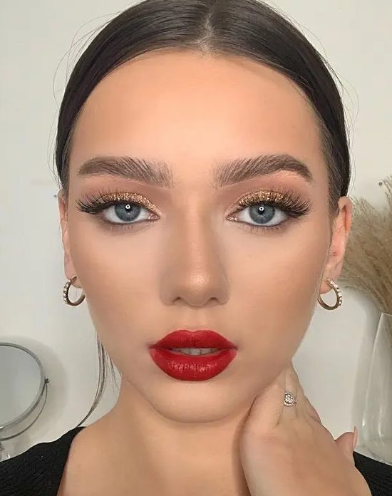 a fantastic gold and red wedding makeup with a shiny gold eyeshadow and red lips is gorgeous for Christmas