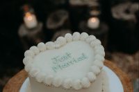 05 a simple white lambeth wedding cake with mint calligraphy is a cool idea for a modern wedding