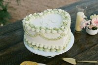 06 a white and green lambeth heart-shaped wedding cake is a lovely and trendy idea, with a coastal feel