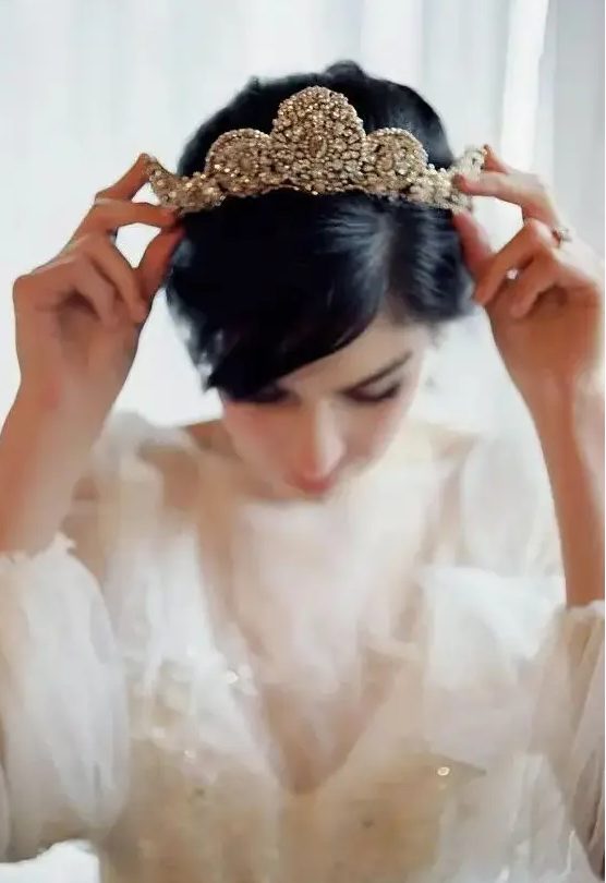 a heavily embellished bridal tiara will make a bold statement, you won't need other accessories as it will catch all the eyes