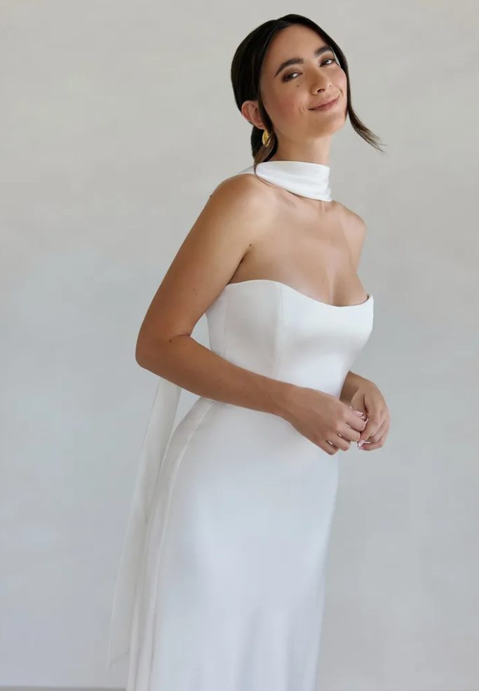 a minimalist bridal look with a plain strapless wedding dress and a matching scarf is amazing