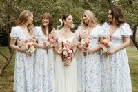 60 lovely blue and white floral print midi bridesmaid dresses with deep necklines, puff sleeves and white shoes for a garden wedding