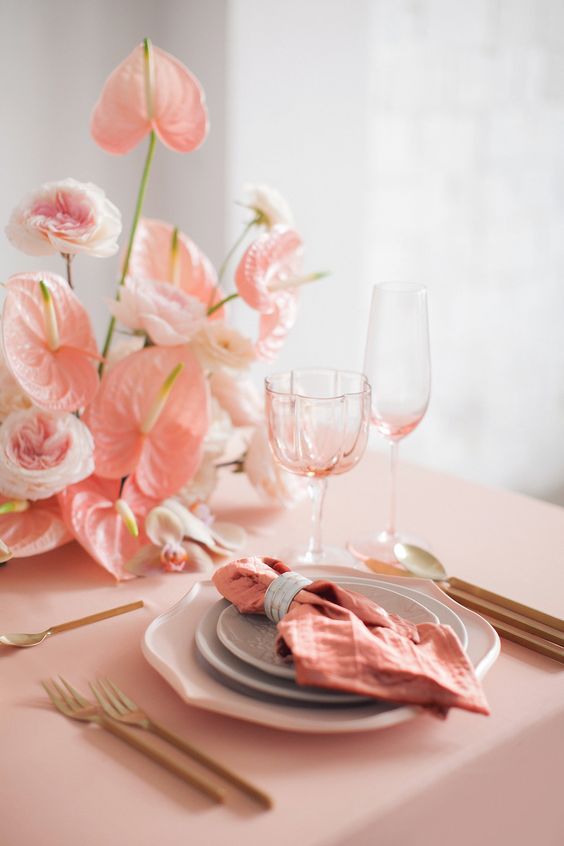 a chic Peach Fuzz wedding place setting with peachy linens, blooms and plates is a cool and catchy idea