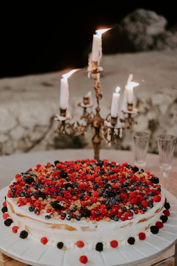a fab wedding millefoglie topped with lots of fresh berries to make the taste more sophisticated and delicious