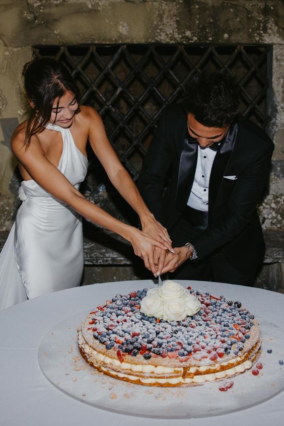 a small and lovely millefoglie topped with berries, sugar and roses is a gorgeous idea for an Italian wedding