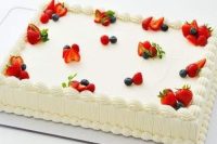 a white sheet wedding cake topped with fresh berries is a lovely idea for a summer wedding