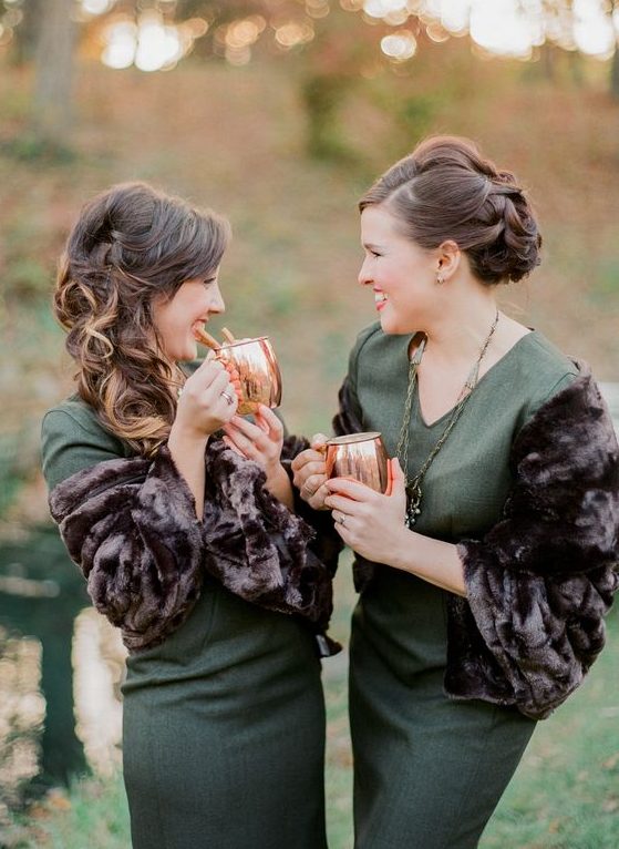 green midi dresses with rich brown faux fur are a contrasting combo that fits both fall and winter