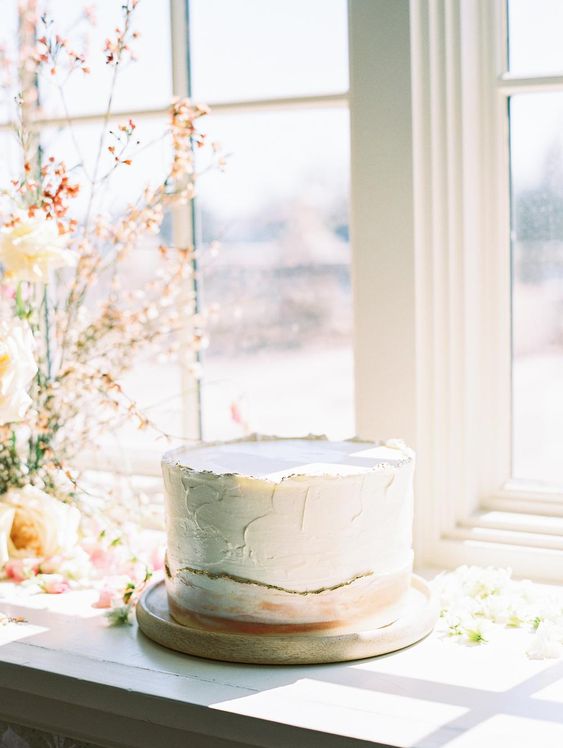 a white textural wedding cake without any details is a gorgeous idea for any modern wedding
