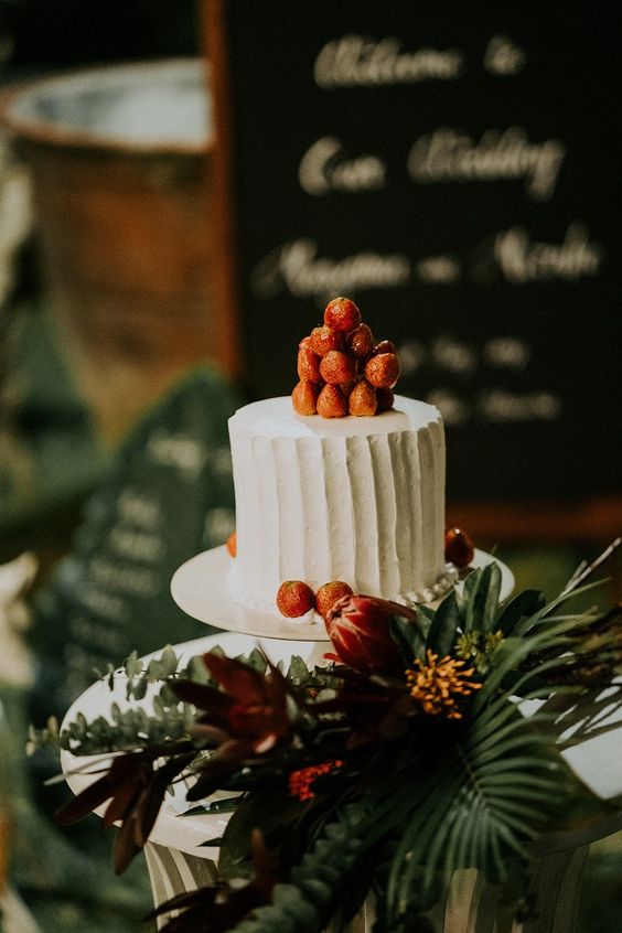 a white textured wedding cake decorated with strawberries is a cool and chic idea for a wedding in summer